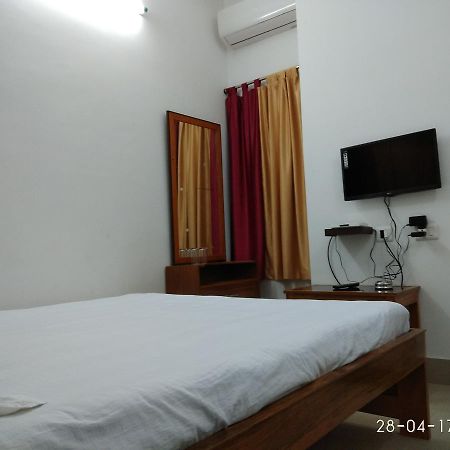 India Tours Only Kavita Guest House 볼푸르 외부 사진